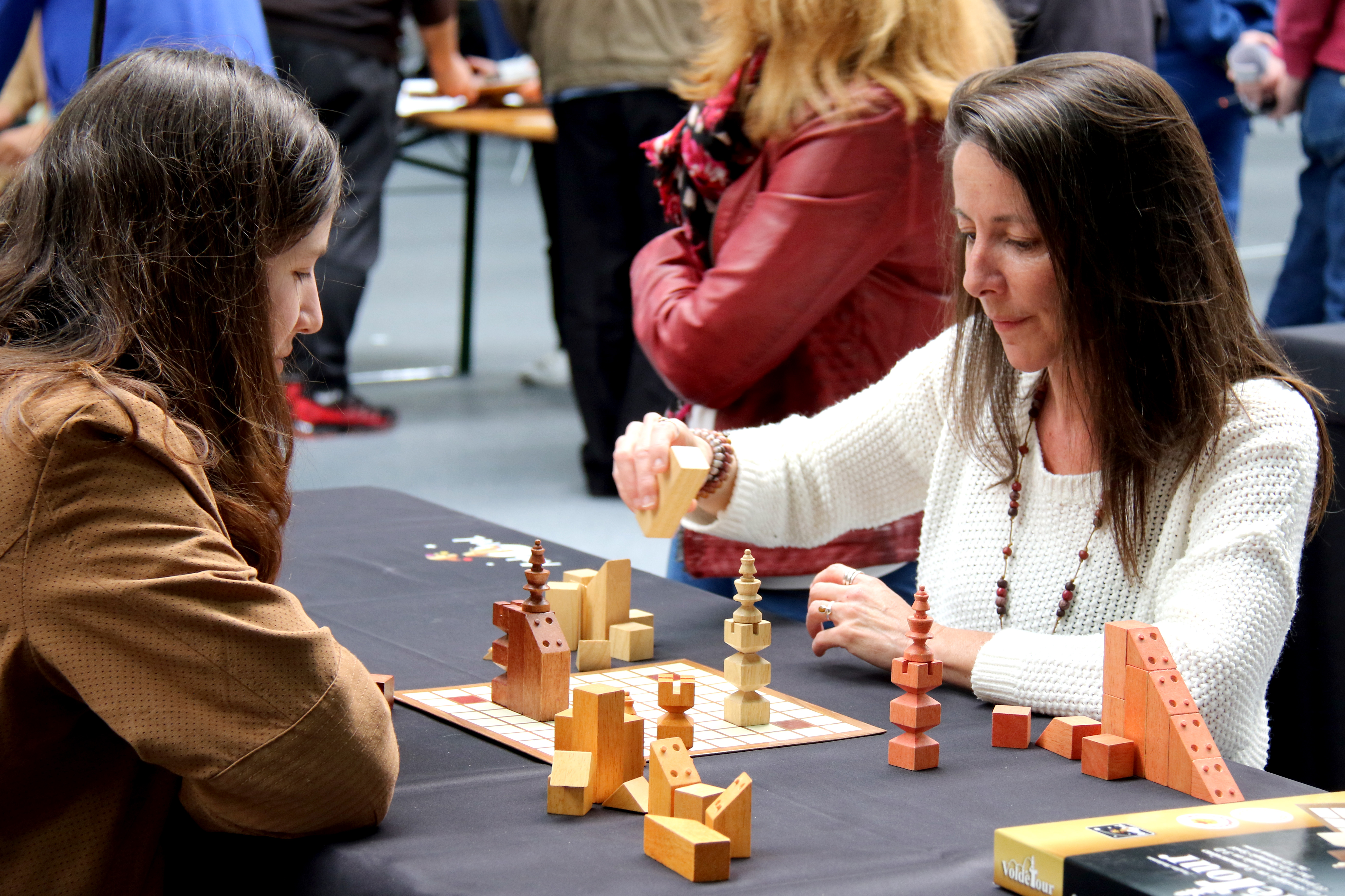 table de joueuses pendant le Festival du jeu de Valence 2018
