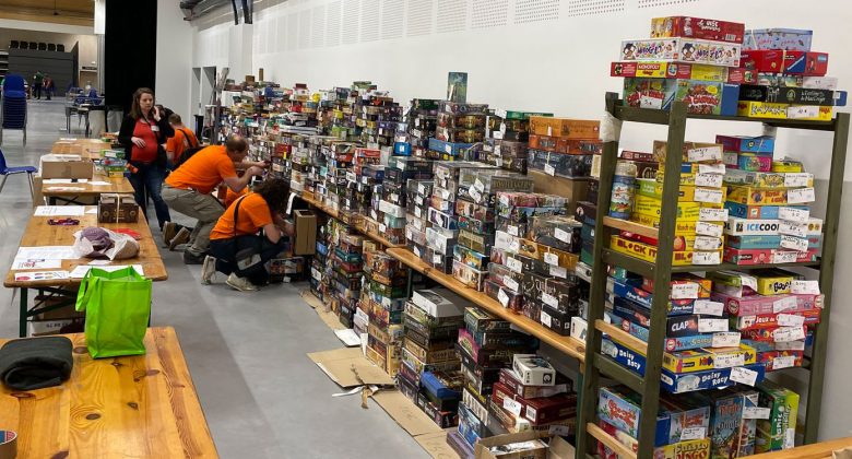 Stand du dépôt-vente Ludoccasion avant l'ouverture du festival 2022, photo montrant des centaines de boîtes de jeux de société étiquettées et rangées