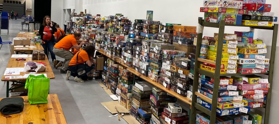 Stand du dépôt-vente Ludoccasion avant l'ouverture du festival 2022, photo montrant des centaines de boîtes de jeux de société étiquettées et rangées